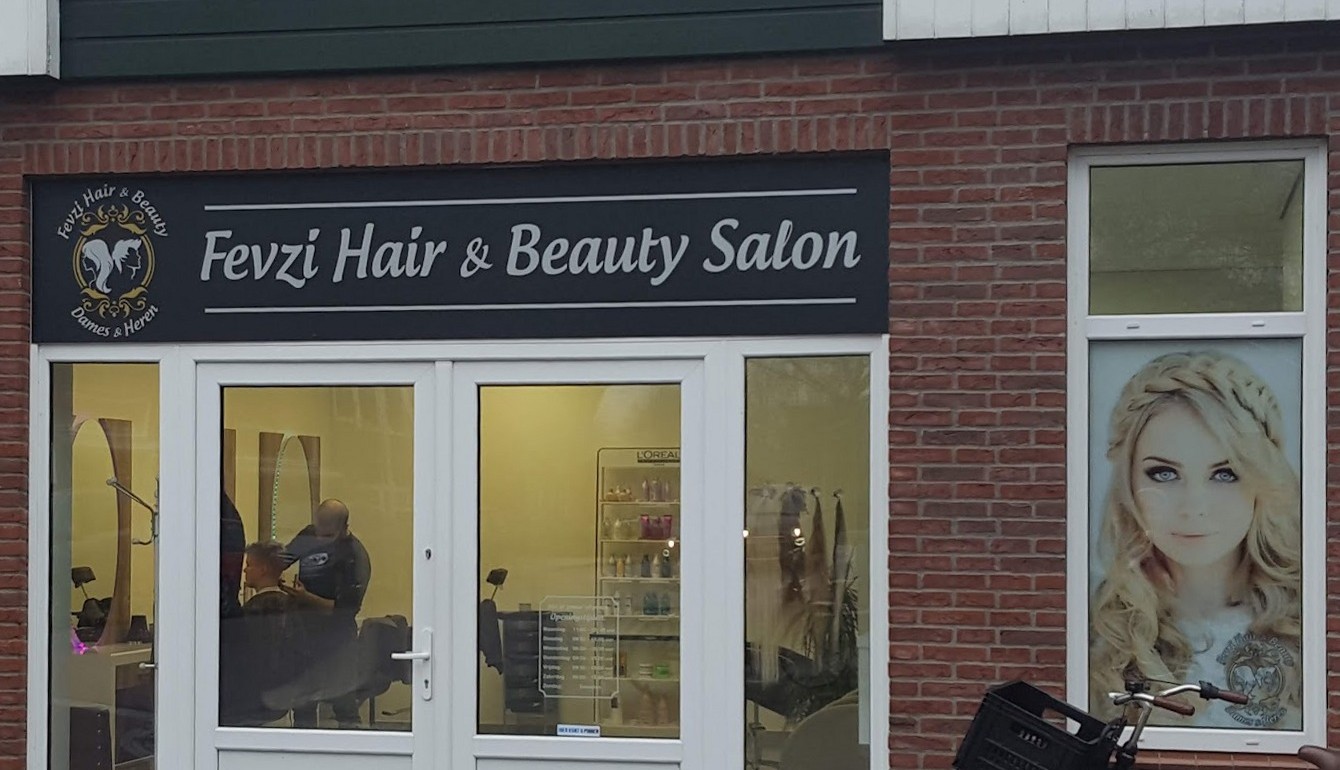 De winkel aan de Zuiderhoofdstraat 22 met het bord Fevzi Hair & Beauty Salon boven de deur