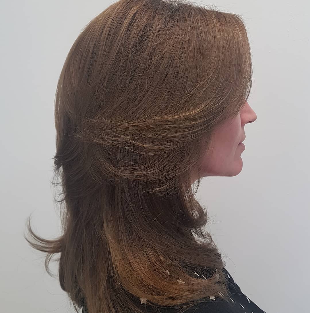 Bruin haar in laagjes, van opzij