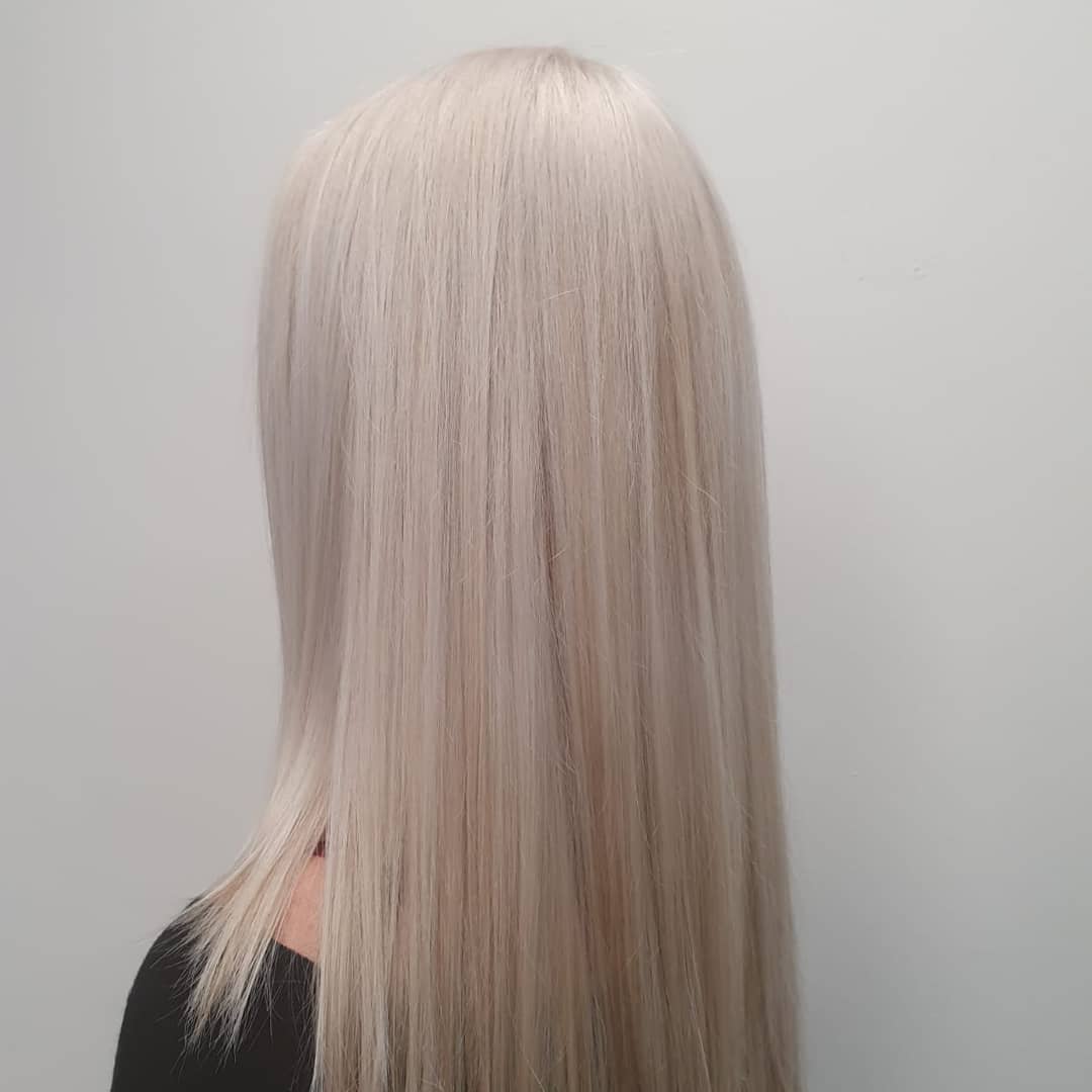 Steil platinablond haar, van achteren