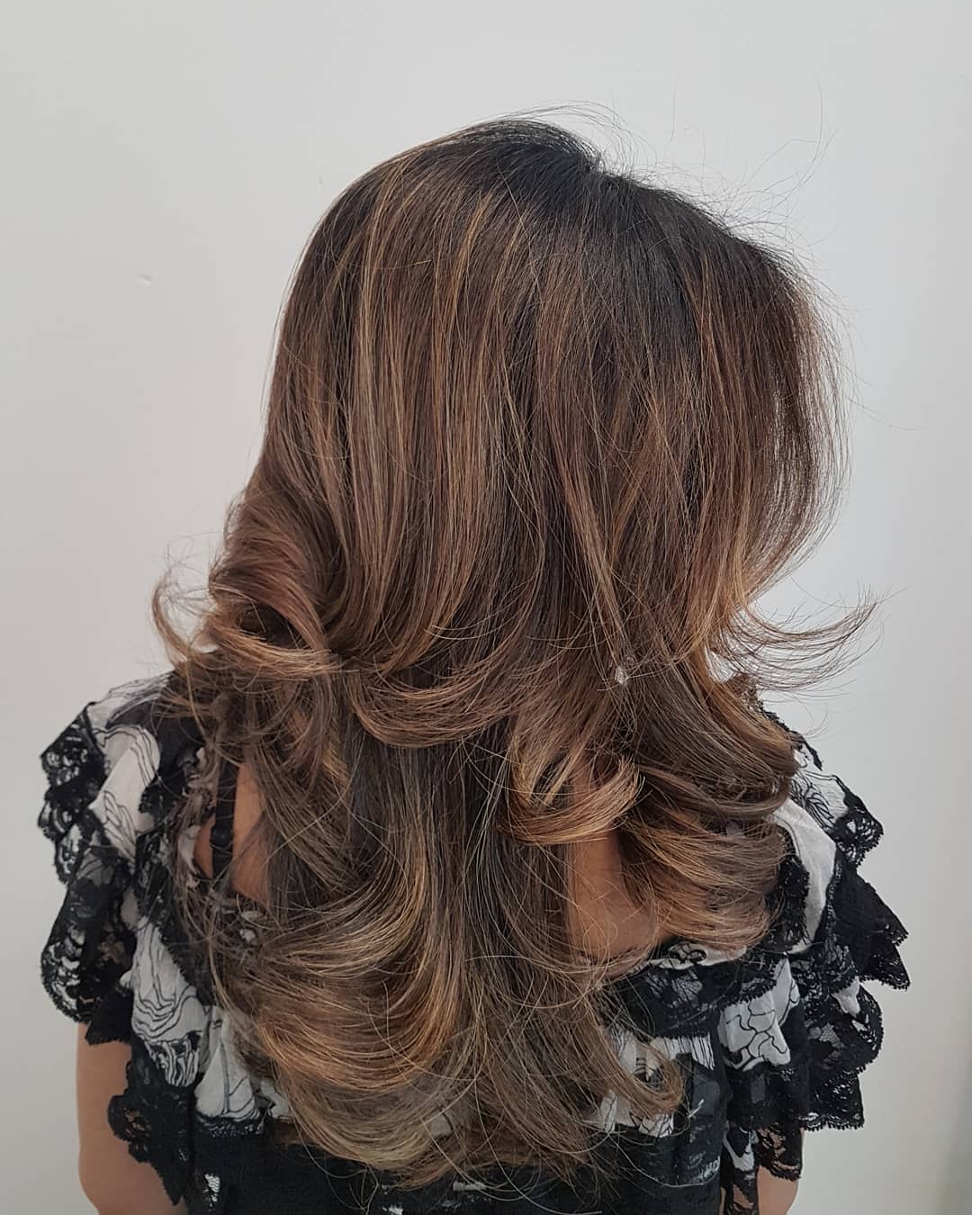 Balayage in laagjes met krullen, van achteren