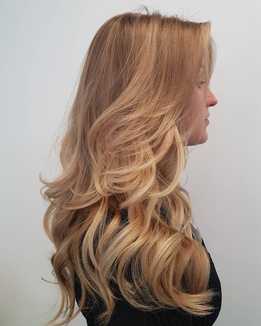 Lang haar met blonde balayage in zachte golven