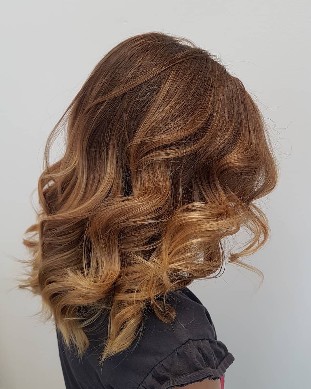 Karamelkleurige balayage in losse krullen
